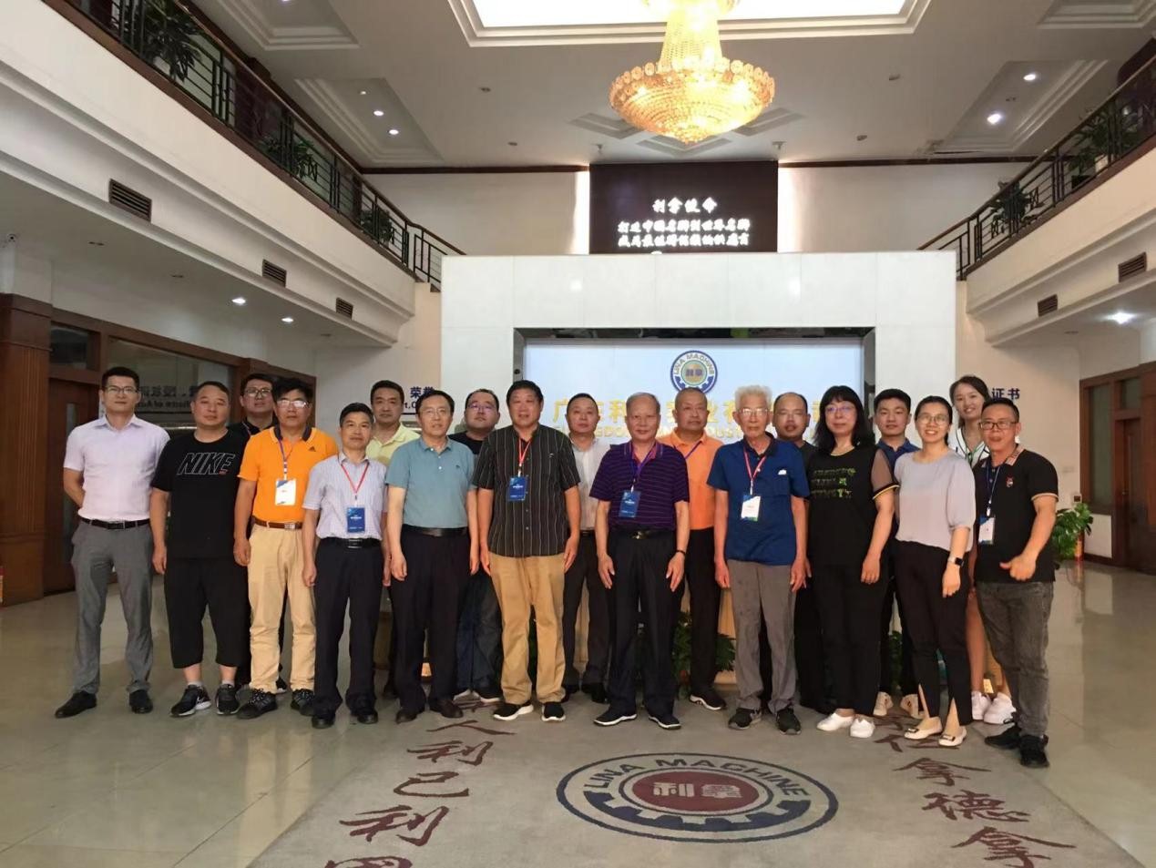 第四屆現(xiàn)代橡膠論壇的專家、教授們蒞臨我司參觀考察